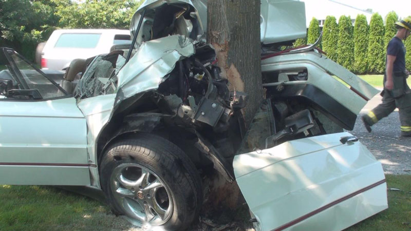 O șoferiță a intrat  cu mașina direct în… copac - osoferitaaintratcumasinadirectin-1387217452.jpg
