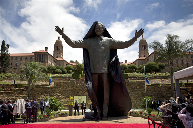 O statuie gigantică a lui Nelson Mandela, inaugurată la sediul președinției sud-africane - ostatuie-1387207517.jpg