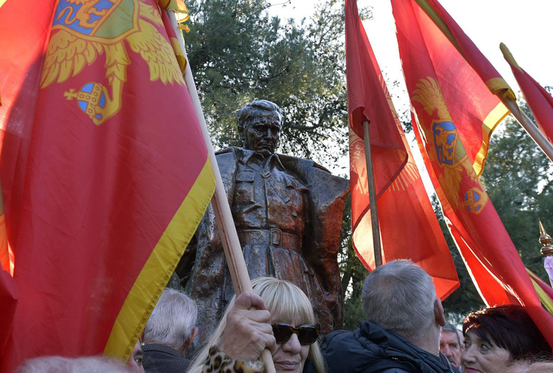O statuie  a fostului lider comunist Tito, dezvelită  în capitala Muntenegrului - ostatuie-1545314893.jpg
