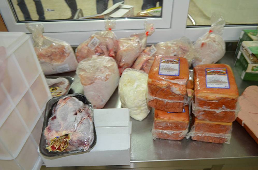Mii de kilograme de produse alimentare neconforme, confiscate și distruse de inspectorii sanitar-veterinari - otonadeprodusealimentareconfisca-1483030797.jpg