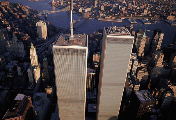 VIDEO: IMAGINI RARE de la atentatele World Trade Center: Eforturile disperate ale unui bărbat care încearcă să își salveze viața - overviewofworldtradecenter-1351070604.jpg