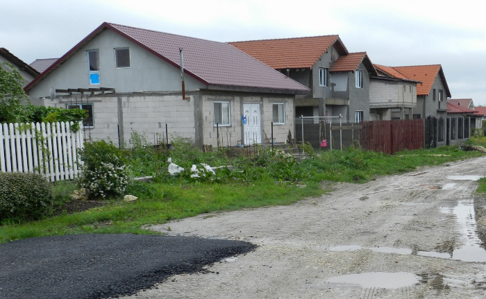 Au început lucrările de asfaltare în cartierul Sat Vacanță din orașul Ovidiu - ovidiu-cartier-1699021434.jpg