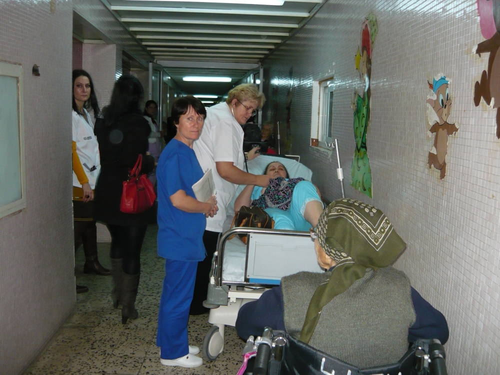 Pacienții sunt tratați pe holuri la secția de cardiologie a Spitalului Județean - p1070516-1352900459.jpg