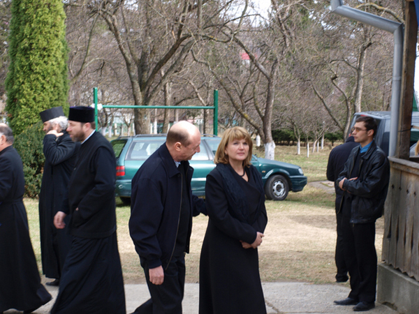 Soacra lui Traian Băsescu a fost înmormântată, la funeralii participând peste o mie de localnici - p3306945-1333283493.jpg
