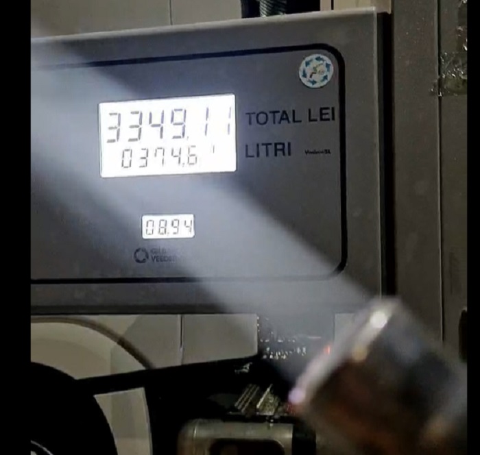 Un şofer a filmat cum pompa scoate aer în loc de combustibil, dar totuşi taxează! Reacţia ANPC după controlul efectuat - pacalealabenzinarieargesaerpompa-1660287913.jpg