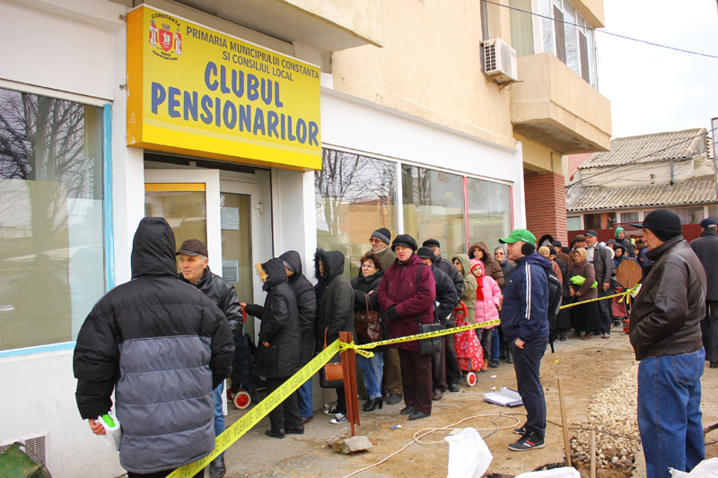 Primăria Constanța  a început  distribuția pachetelor pentru pensionari - pachetepensionari-1451224266.jpg