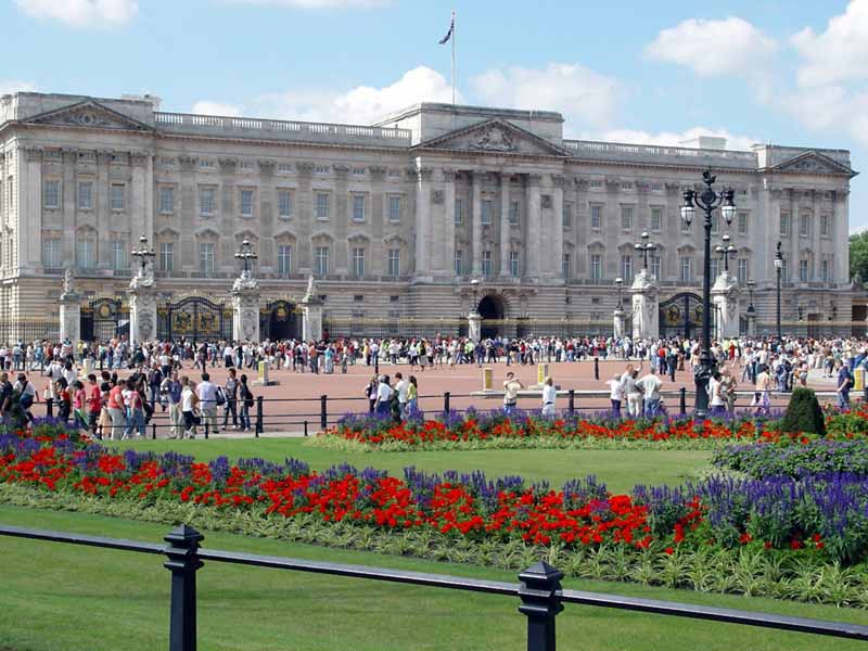 Patru activiști pentru mediu, reținuți după ce au escaladat porțile Palatului Buckingham - palat-1340554813.jpg