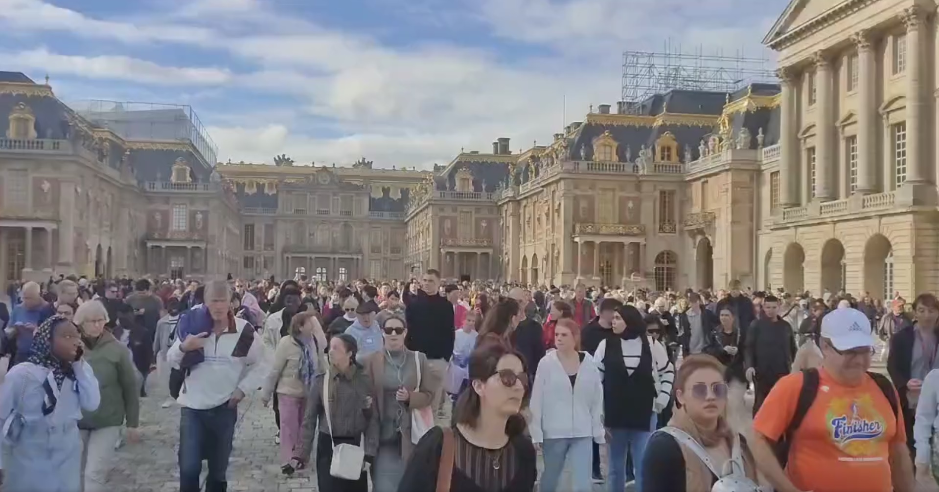 Franţa, în alertă maximă / Palatul Versailles a fost evacuat din cauza unei posibile bombe - palat-1697295477.jpg