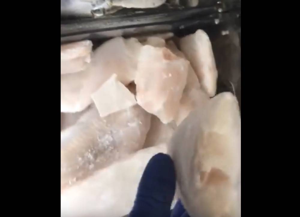 VIDEO / Control OPC în hypermarket. Plătești pește congelat și cumperi... gheață - pangasius-1516006386.jpg