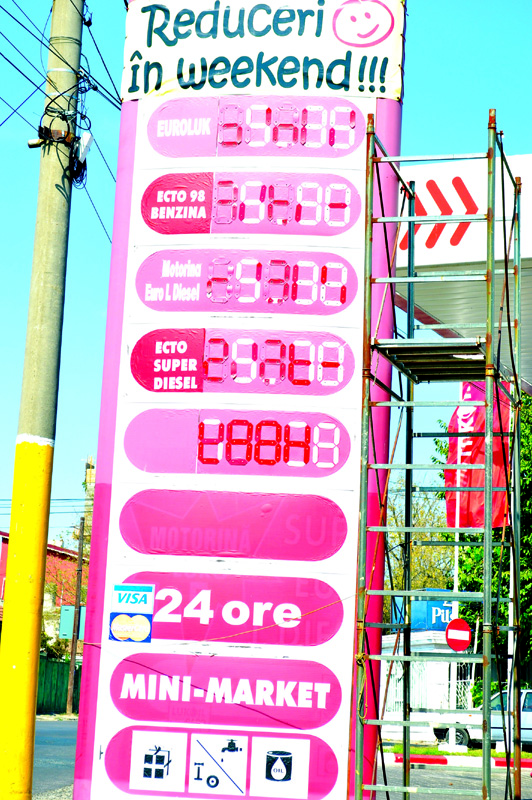 La prețurile benzinarilor abia de se ajunge cu scara - panoupreturibenzinarie9copy-1316368200.jpg