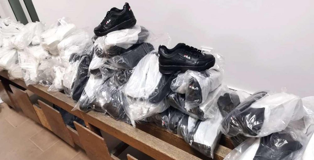Pantofi sport ascunși în bagaje, confiscați de Garda de Coastă - pantofi-1613586614.jpg