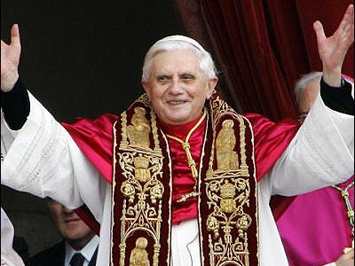 Papa le cere tinerilor să-și practice activ religia - papa-1313926235.jpg