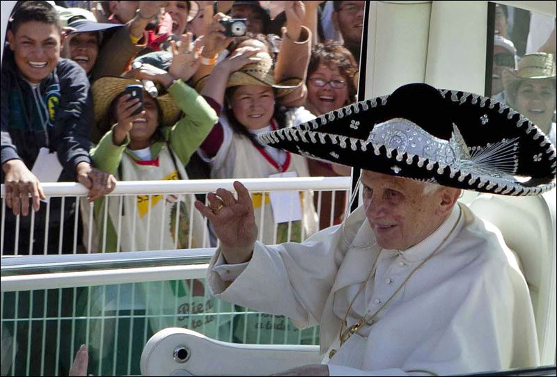 Papa Benedict,  cu sombrero mexican pe cap - papa-1332772222.jpg