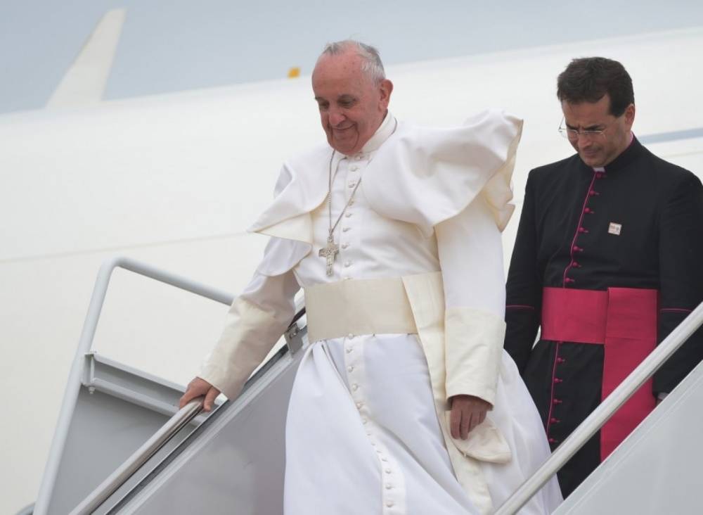 Papa Francisc a ajuns la Bangui, a treia etapă a turneului său african - papa-1448812945.jpg
