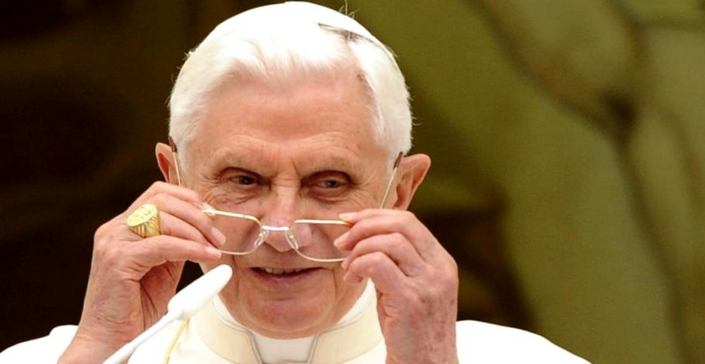 Fostul papă Benedict al XVI-lea suferă de o maladie a sistemului nervos - papa-1518701473.jpg