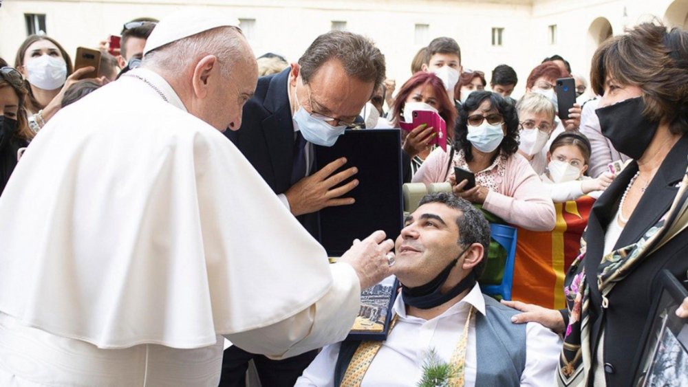 Un bărbat cu dizabilităţi va merge în Arctica cu un mesaj de la Papa Francisc. Care este motivul - papa-1639762804.jpg