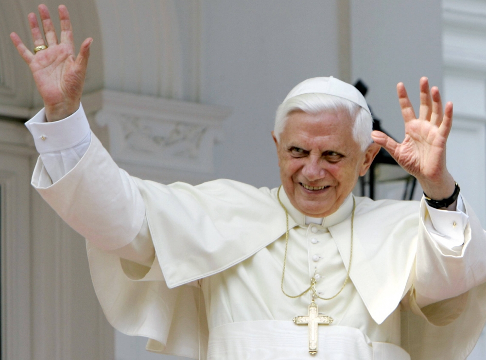 Papa Benedict a părăsit Vaticanul - papabenedict-1362073322.jpg