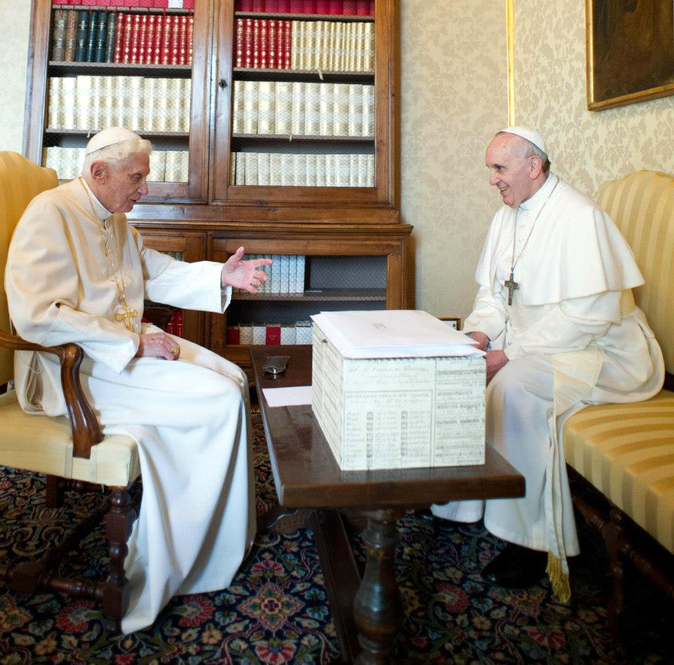 Moment istoric: Papa Francisc,  întâlnire privată cu papa Benedict - papabenedict-1364134999.jpg