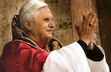 Papa Benedict al XVI-lea a ajuns la Madrid, unde participă la Zilele Mondiale ale Tineretului - papabenedictalxvilea-1313663981.jpg