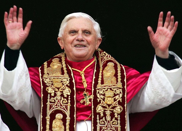 Papa Benedict al XVI-lea se întoarce la Vatican - papabenedictxvilea-1367476053.jpg
