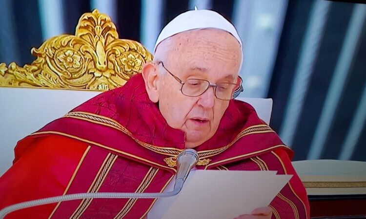Papa Francisc nu a rostit predica din Duminica Floriilor, dar a prezidat în continuare ceremonia - papafrancesco750x450-1711289607.jpg