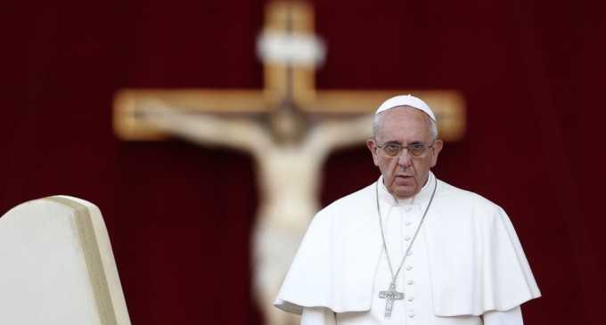 Papa Francisc: Lumea este prinsă într-un RĂZBOI pentru dominarea popoarelor - papafrancisc-1469637044.jpg