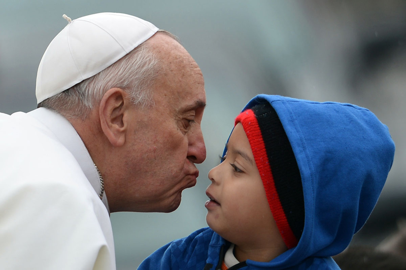 Papa Francisc surprinde din nou,  cu un mesaj pentru mamele care alăptează - papafrancisc-1483971063.jpg
