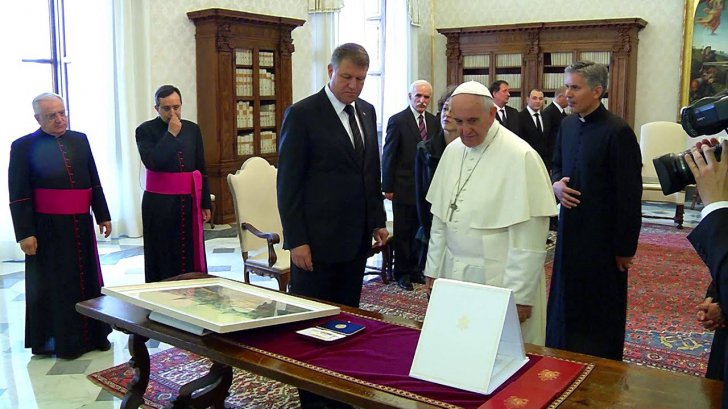 Iohannis i-a dăruit Papei 17 cadouri simbolice. Iată despre ce este vorba - papaiohannis92161900-1559308385.jpg