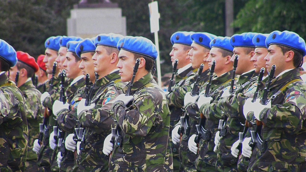 Polițiștii și cadrele militare trebuie să adere la Pilonul II de pensii în 2012 - parademilitareportocalii67652600-1336059556.jpg