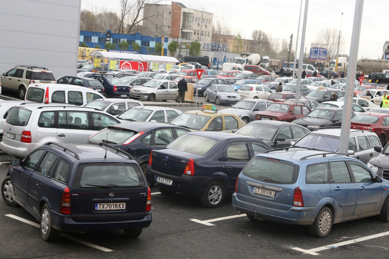 ATENȚIE MARE / Cum acționează hoții în parcările mall-urilor din Constanța - parcare-1349897897.jpg