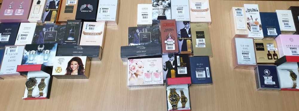 Parfumuri și ceasuri contrafăcute, la vânzare în parcările supermarketurilor - parfumjandarmi-1602007022.jpg