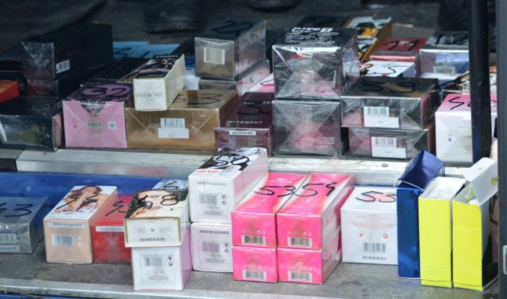 Parfumuri confiscate la Vama Veche. Sunt susceptibile a fi contrafăcute - parfumuri-1493287487.jpg