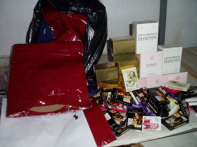 Parfumuri și tricouri confiscate la Vama Veche - parfumurihaine-1337718620.jpg