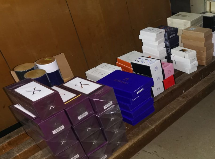 Captură la graniță: aproape 100 de parfumuri contrafăcute aduse din Turcia - parfumurisursagardadecoasta-1583445582.jpg