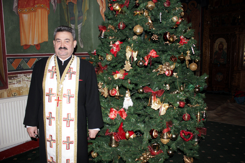 De vorbă cu părintele Marius Moșteanu, despre darurile Crăciunului - parintelemariusmosteanu-1387816228.jpg
