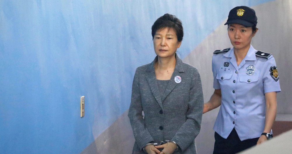 Prima femeie președinte din Coreea de Sud, condamnată la 24 de ani de închisoare pentru corupție - parkguenhye-1523021252.jpg