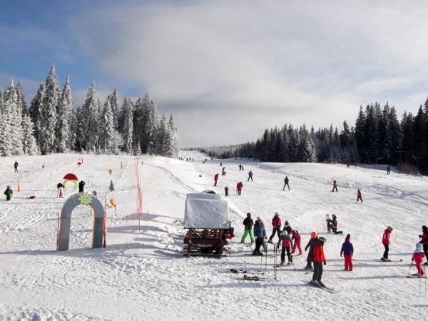 Minivacanța de 1 decembrie se va putea petrece la schi. Administratorii spun că pârtiile îi așteaptă pe turiști - partiadeschibucsin-1700490778.jpg