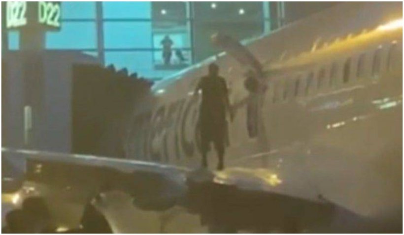 Un pasager a sărit pe aripa unui avion, la scurt timp după ce aeronava a aterizat pe aeroport - pasager-1633023629.jpg