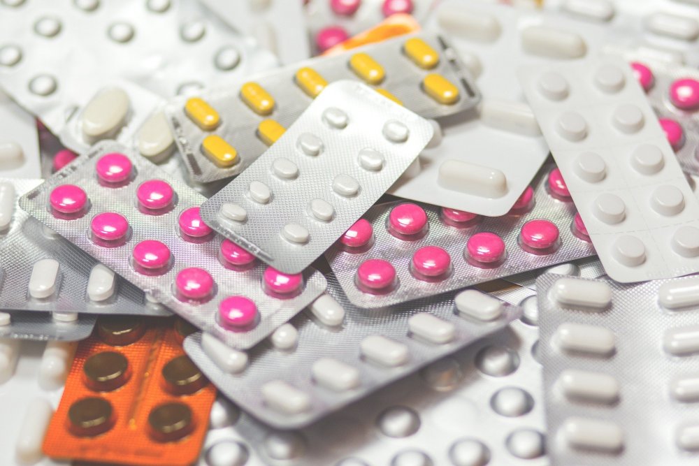 Medicamentele eliberate pe rețetă în farmacii sunt la fel de periculoase precum drogurile. Avertismentul specialiștilor - pastile-1667238126.jpg