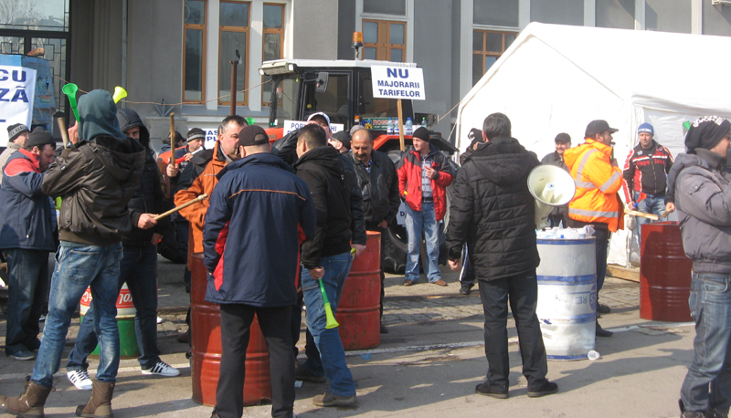 Patronii și lucrătorii portuari vor protesta la Ministerul Transporturilor - patronii-1427228611.jpg