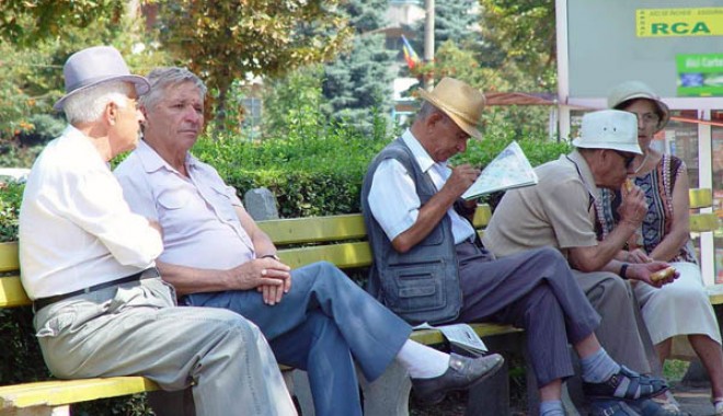 Tichete sociale pentru persoanele vârstnice din Cernavodă - pensionari-1376388755.jpg