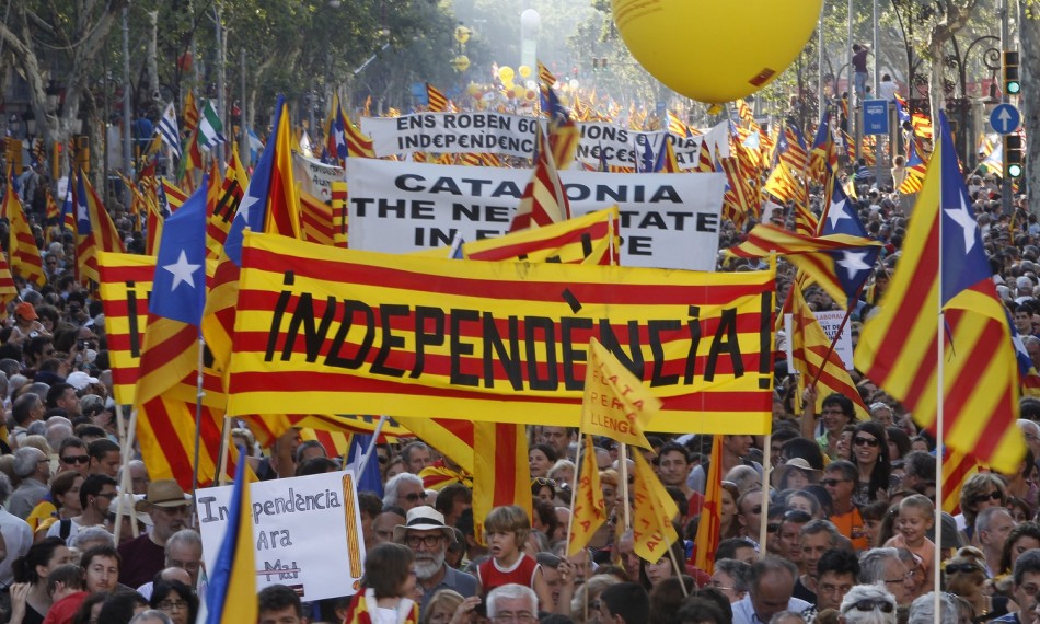 Peste 80% dintre participanții la consultare s-au pronunțat pentru independența Cataloniei - peopletakestreetsbannerreadingin-1415603449.jpg