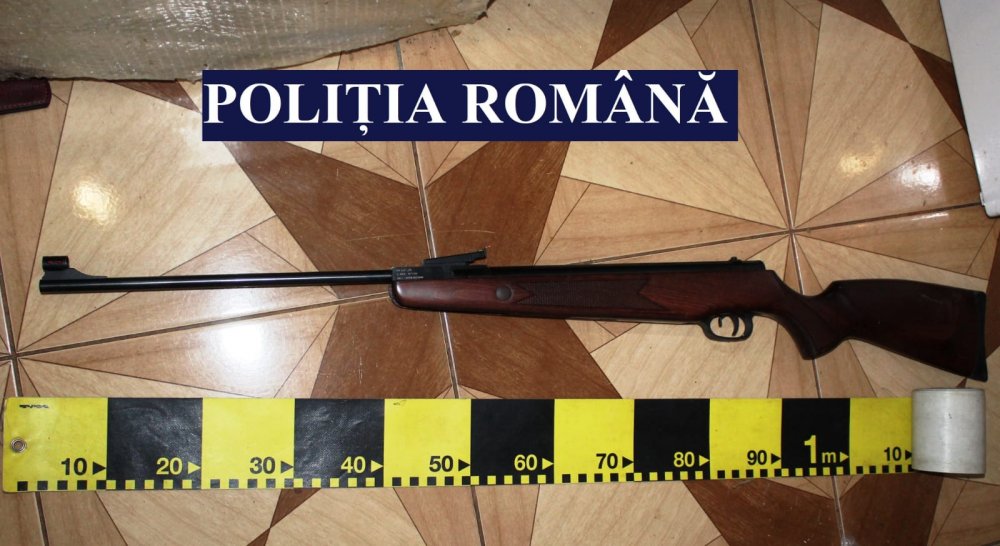 Percheziții la Constanța. Polițiștii au găsit o armă adusă ilegal în țară - perchezitii-1581505760.jpg