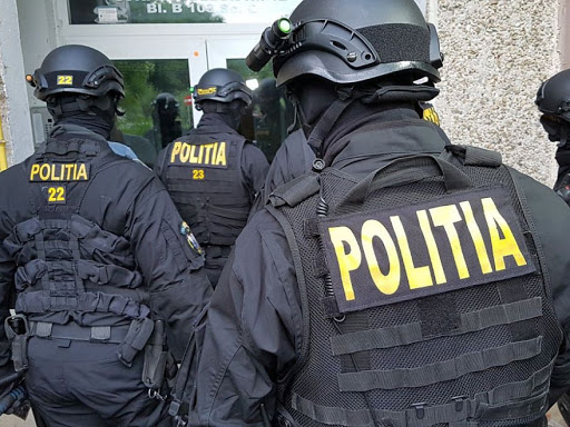 Percheziții DIICOT la Constanța: parfumuri de firmă, aduse ilegal în țară cu sprijinul a doi polițiști - perchezitii-1615474153.jpg