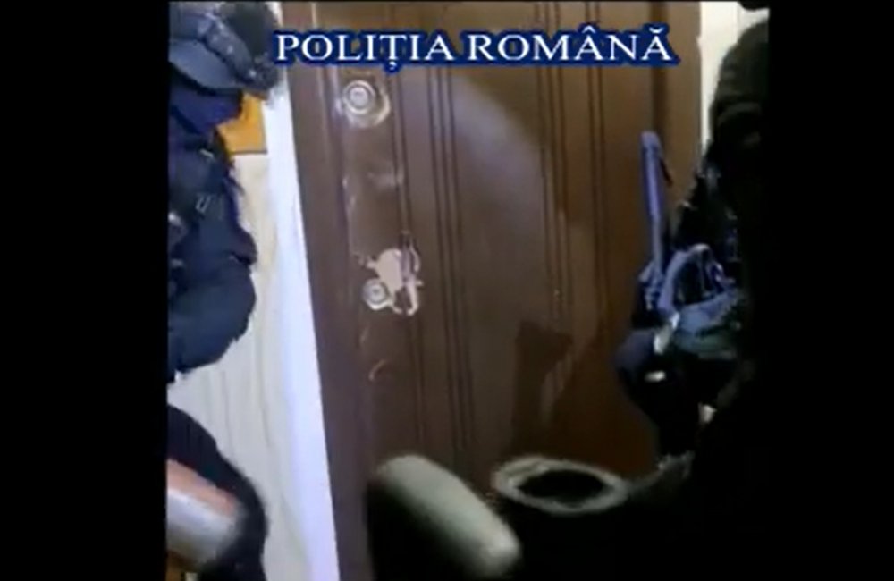 VIDEO / Percheziţii la Constanţa, la proxeneţi. Doi bărbaţi, reţinuţi, altul, căutat de poliţişti - perchezitii-1622119283.jpg
