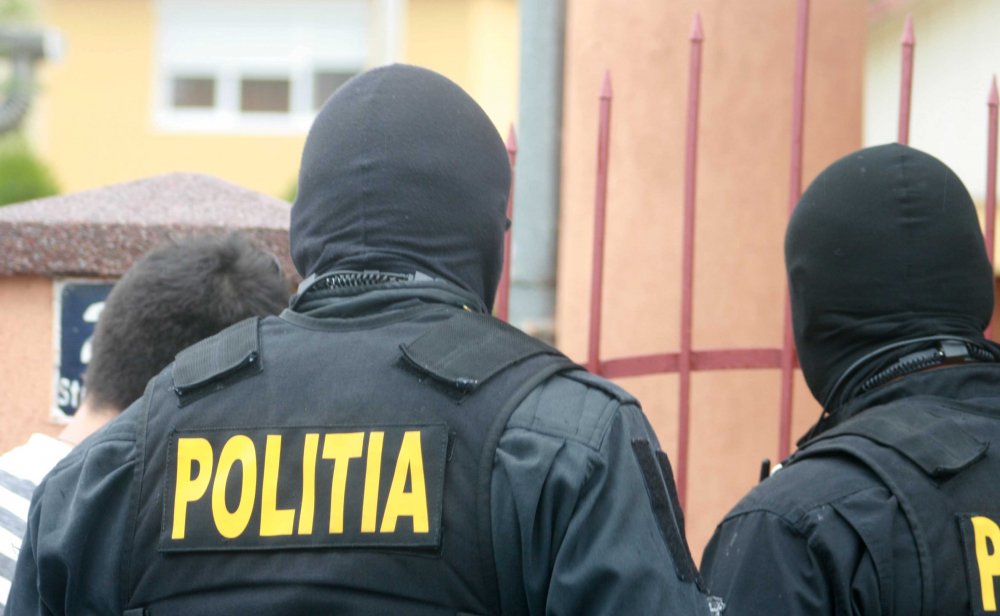 Femeie reţinută pentru trafic de droguri, la Constanţa - perchezitii-1648114959.jpg