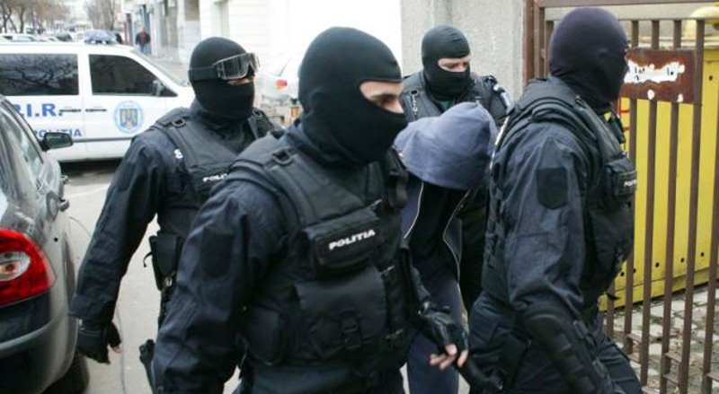 PERCHEZIȚII la Constanța la o grupare de FALSIFICATORI de VALUTĂ. Sute de mii de euro confiscate de Poliție! - perchezitii-1667306008.jpg