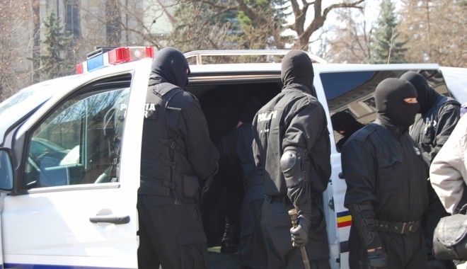 VIDEO. Cinci bărbați reținuți, în urma unor percheziții, în Constanța, Ialomița și Bacău - perchezitii13819593081394610351-1398866870.jpg