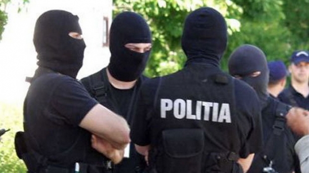 Suspect de înșelăciune, din Tulcea, găsit la Constanța cu o armă asupra sa - perchezitiicugetliberro63432800-1353674131.jpg
