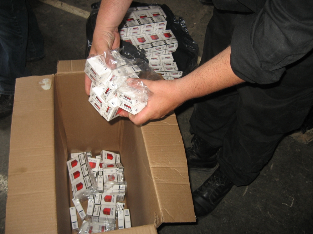 Percheziții domicilare în CONSTANȚA! Aproximativ 4000 de pachete cu țigarete au fost confiscate - perchezitiitigari0101336156550-1372601251.jpg